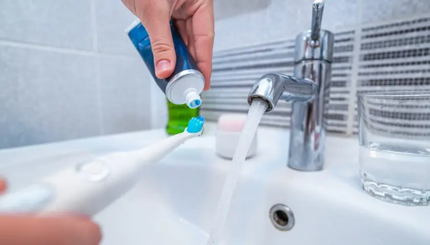 Jak myć zęby szczoteczką soniczną? Pełny przewodnik krok po kroku