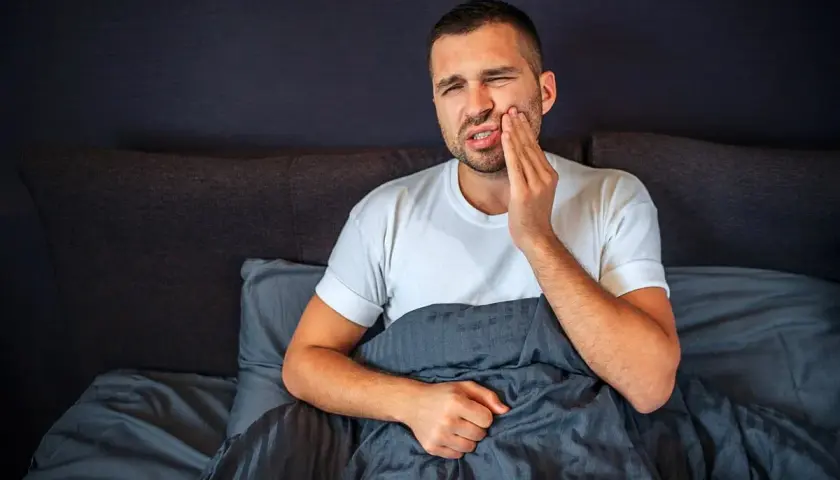 Ból zęba w nocy? Szybka ulga i sprawdzone sposoby na sen