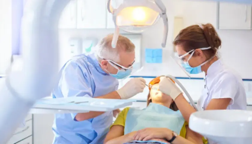 Dentysta to lekarz? Wyjaśniamy status i uprawnienia w Polsce