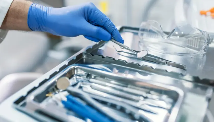 Dentysta z bólem: Kiedy musi przyjąć? Jak znaleźć pomoc?